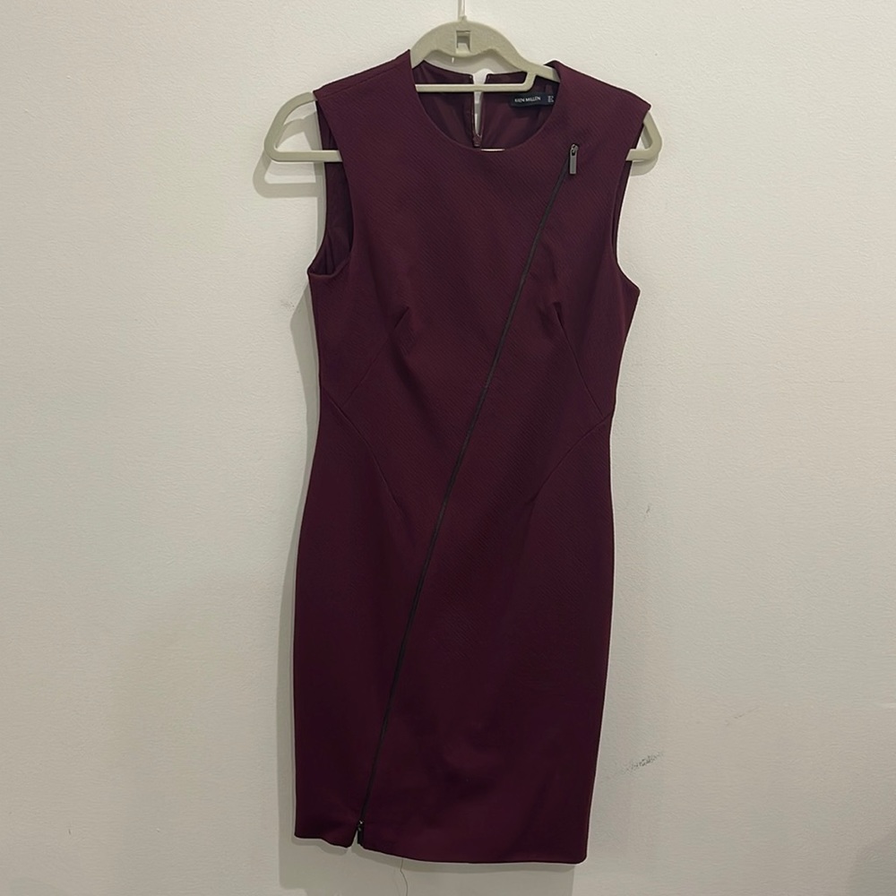 Fitted red dress with zipper detail